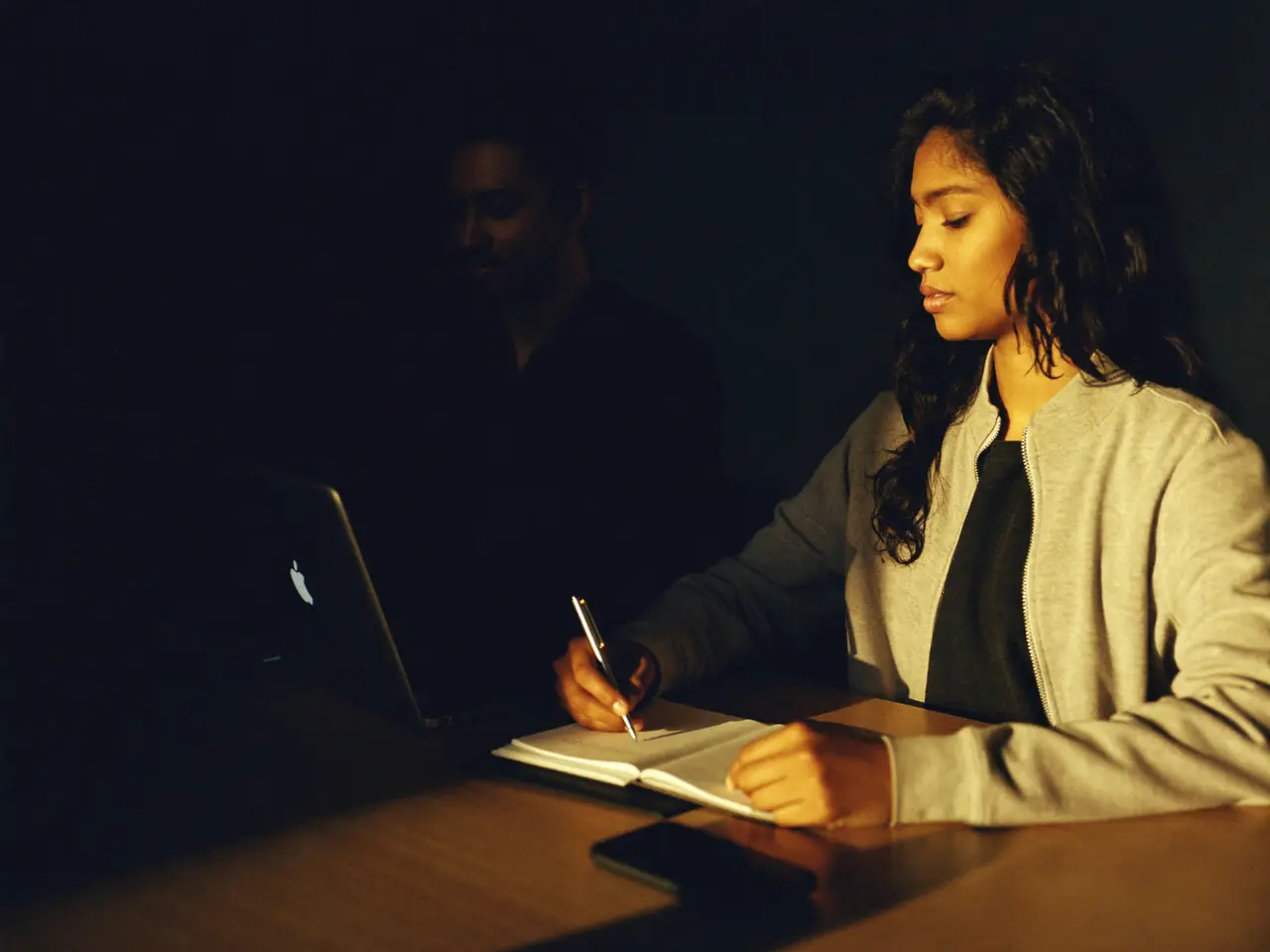 Dos personas trabajando juntas frente a una laptop en una sesión de mentoría